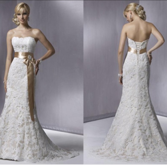 Wedding dress - Picture 1 of 6